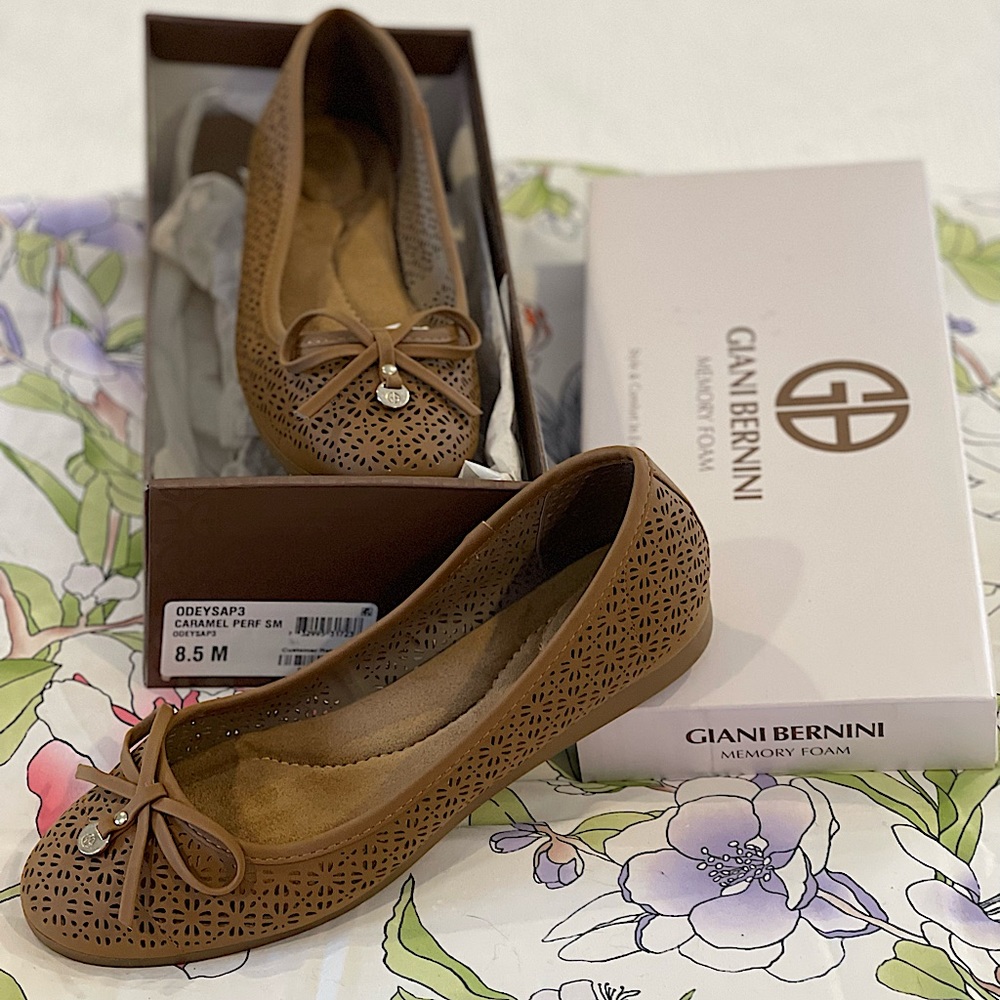 Giani Bernini - Memory Foam Flats - Size 8 1/2 - color Tan
